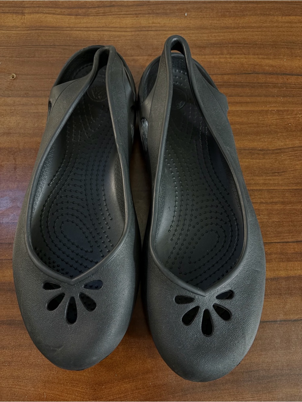 CROCS Women's Black Floral Cutout Ballet Flats Sz 10 slip on sling back